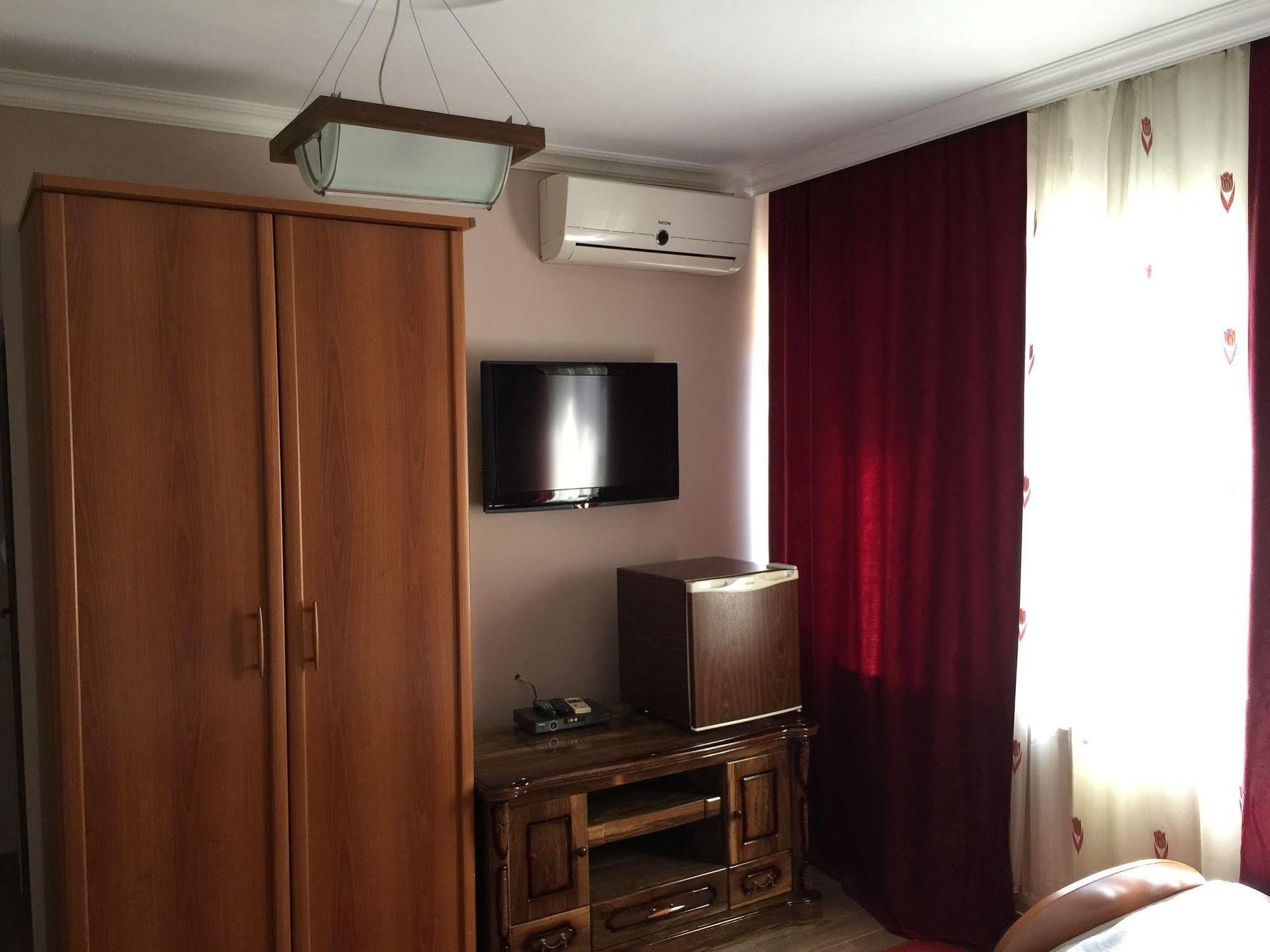 Hotel Adria Pristina Eksteriør billede