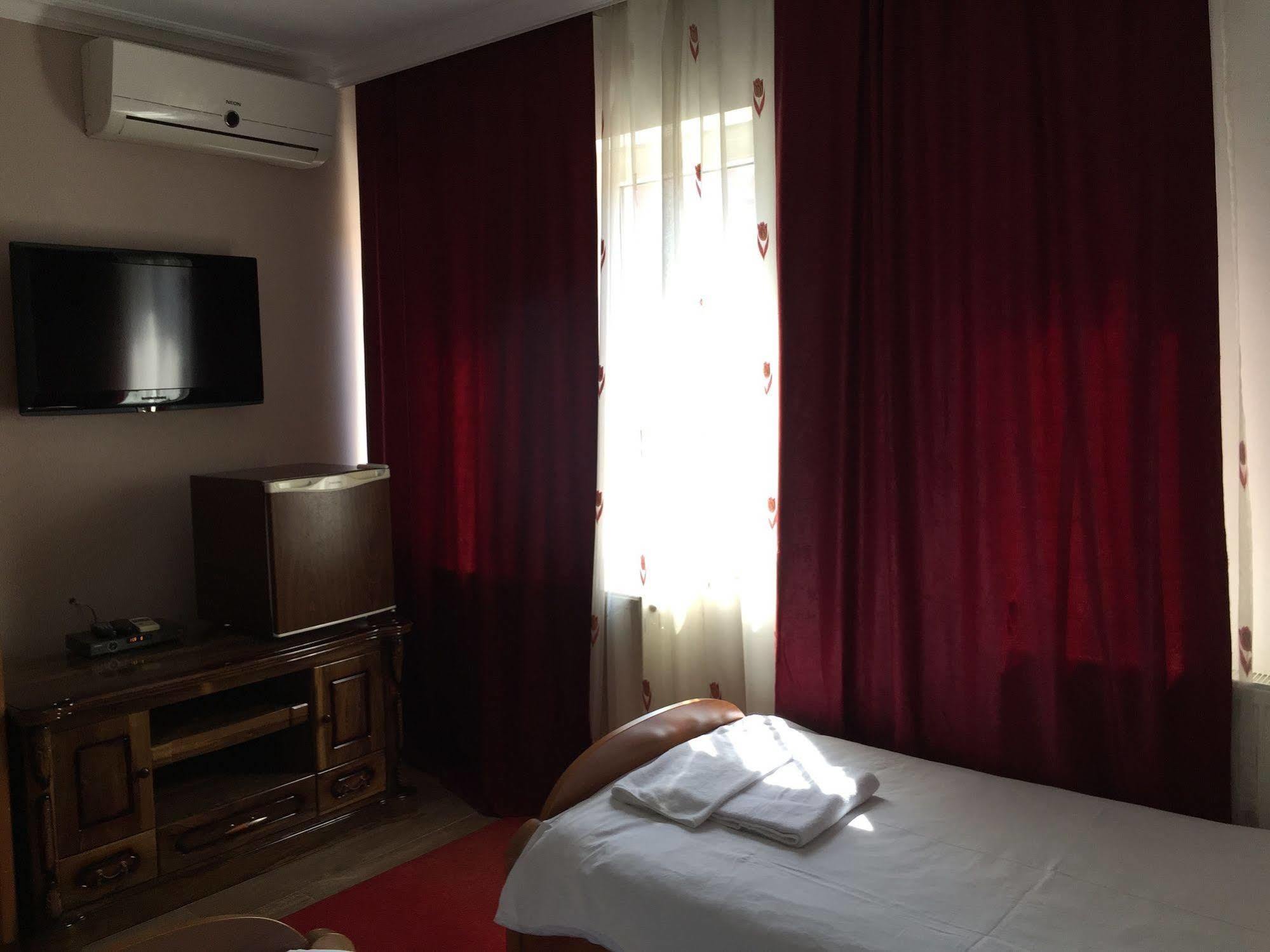 Hotel Adria Pristina Eksteriør billede